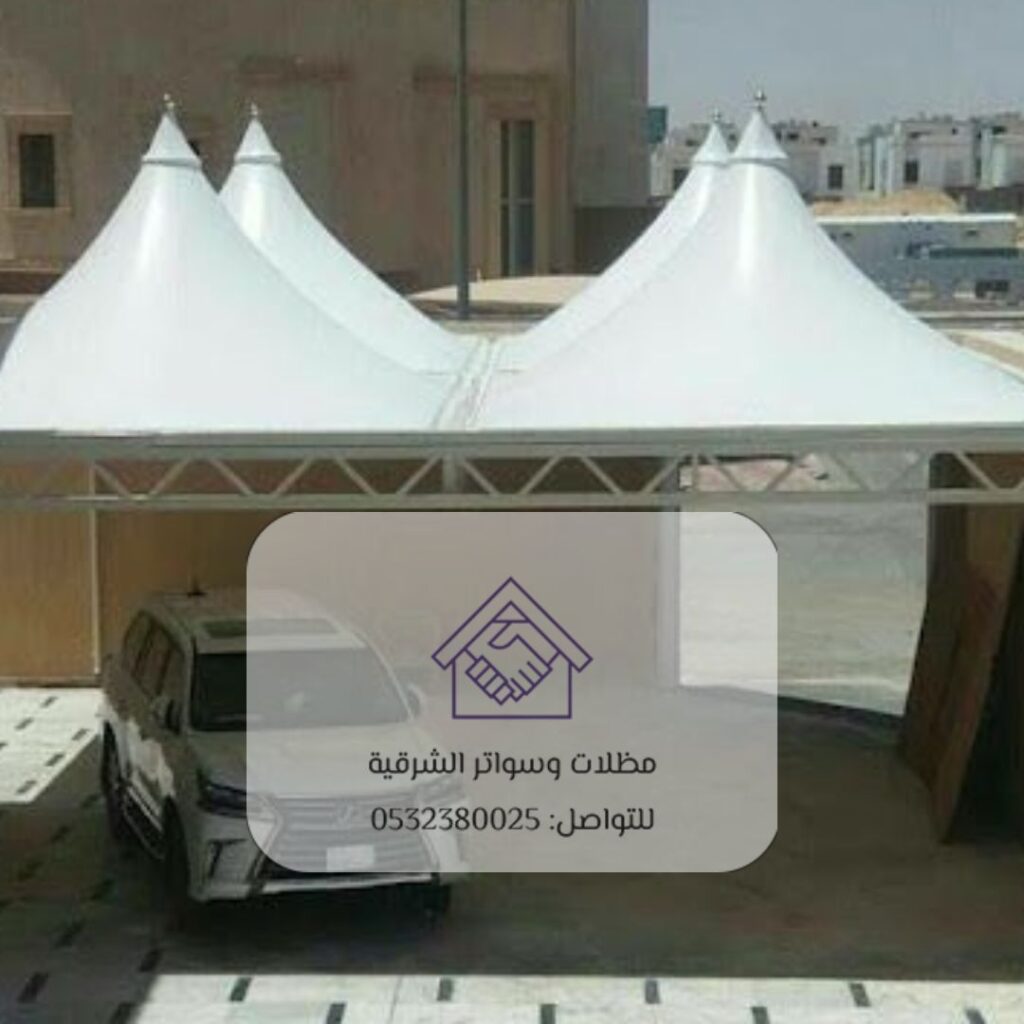 فريق فني أثناء تركيب مظلة هرمية خشبية