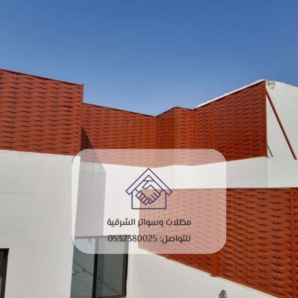 فريق فني أثناء تركيب سواتر حديد ديكورية